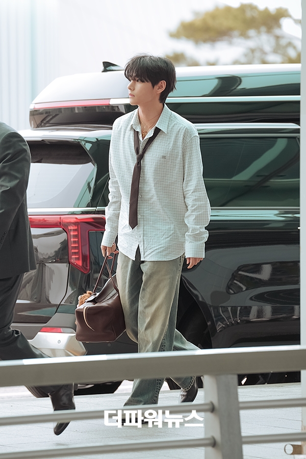 뷔, 인천국제공항 출국