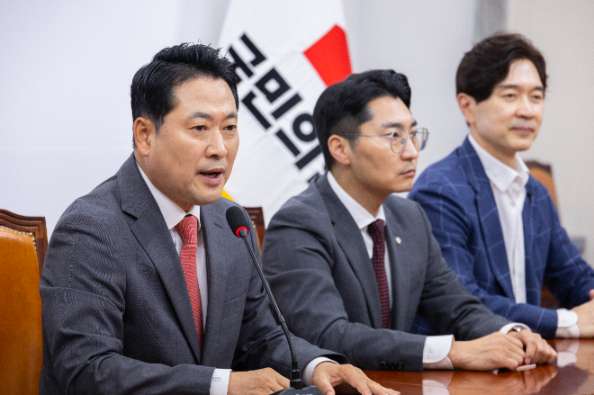 국민의힘 장동혁 대표가 10월 2일 국회에서 추석 연휴를 앞두고 가진 기자간담회에서 발언하고 있다. (사진=연합뉴스)