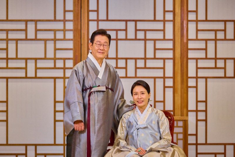 추석 메시지 전하는 이재명 대통령과 김혜경 여사.(사진=연합뉴스)