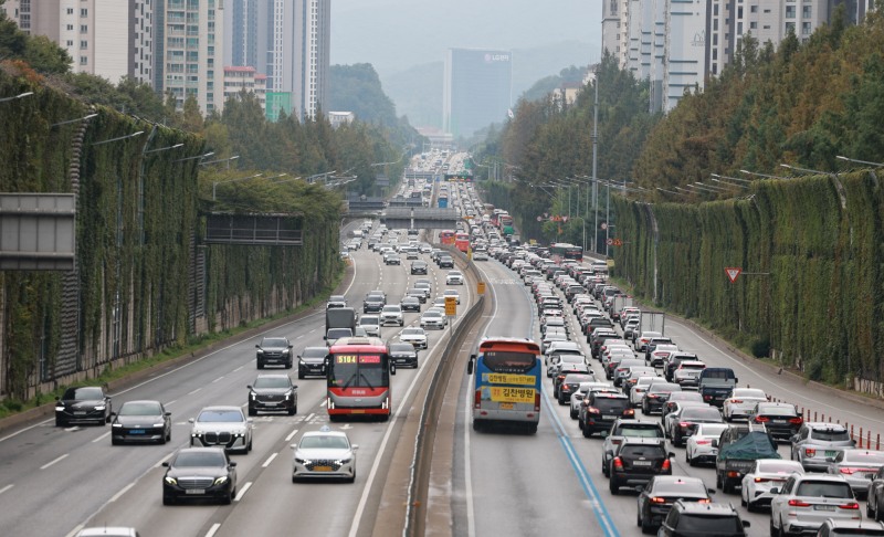 추석 연휴 첫날인 3일 경부고속도로 서울 잠원나들목 인근 하행선이 정체를 빚고 있다.