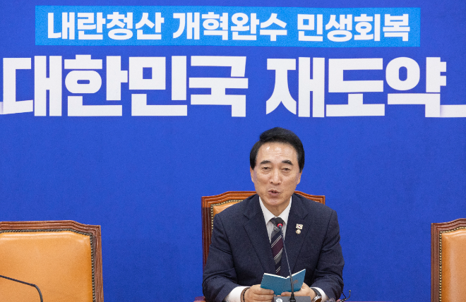 더불어민주당 박수현 수석대변인이 12일 서울 여의도 국회에서 열린 기자간담회에 참석해 발언하고 있다. 사진=연합뉴스