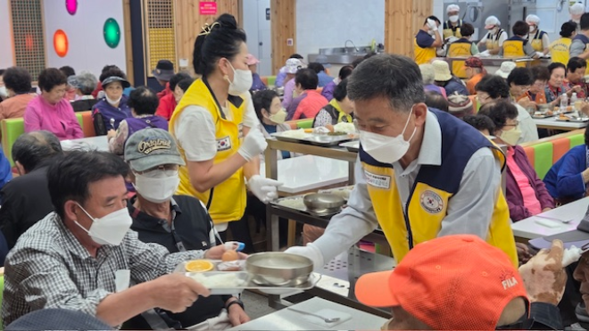 정성주 김제시장과 전북시군공무원노동조합연맹 위원장 등이 천사무료급식소에서 배식 봉사활동을 했다(사진=김제시)