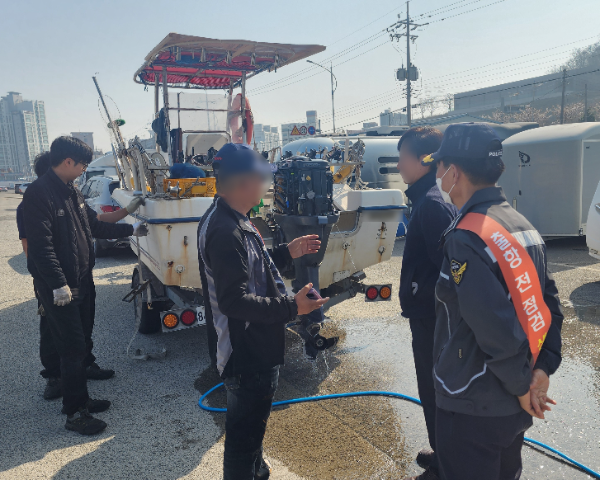 ▲목포해양경찰서 관계자들이 동력수상레저기구의 출항 전 기관 안전점검을 홍보하고 있다.  (사진=목포해양경찰서)