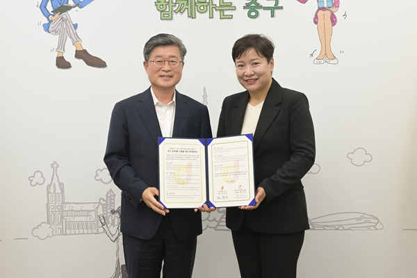 협약 후 사진 촬영하는 김길성 중구청장과 최운정 열매나눔재단 사무총장(왼쪽부터)