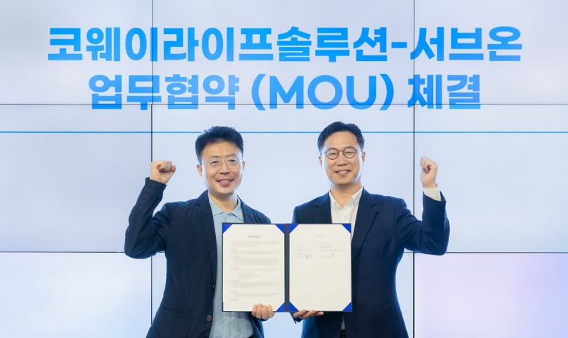 지난 15일 서울 구로구 지타워 코웨이라이프솔루션 본사에서 열린 협약식에서 김명곤 코웨이라이프솔루션 대표이사(왼쪽)와 홍영준 서브온 대표이사(오른쪽)가 기념 촬영을 하고 있다.
