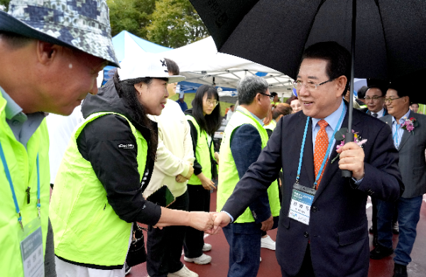 ▲김영록 전남도지사가 18일 광주광역시 상무시민공원에서 열린 ‘재광완도군향우회 제13회 한마음체육대회’ 행사에서 향우회원들을 격려하고 있다 (사진=전남도 제공)