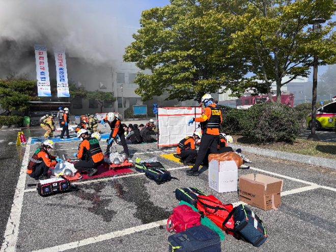 ▲김제시는 20일 검산동 김제실내체육관에서 다중밀집시설 화재에 따른 복합재난 및 대형산불 상황을 가정해 ‘2025 재난대응 재난대응 안전한국훈련’을 실시했다.(사진=김제시)
