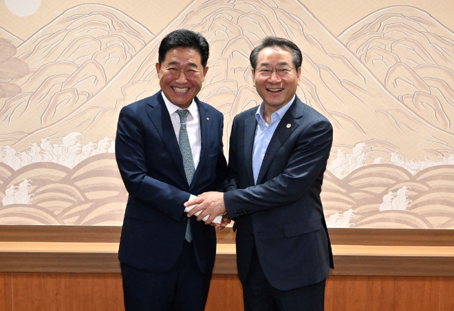 유정복시장이 박종범 세계한인경제무역협회 회장을 만나(25.7.25) 10월 개최되는 세계한인인경제인대회 추진 상황을 점검하고 있다. / 인천시청