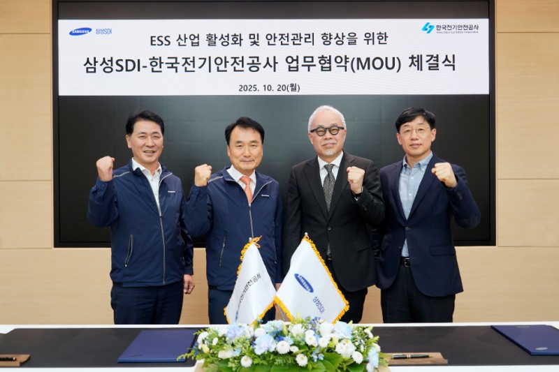 20일 삼성SDI 기흥사업장에서 열린 'ESS 등 배터리 관련 산업 발전을 위한 업무협약'에서 최주선 삼성SDI 대표이사 사장과 남화영 한국전기안전공사 사장이 기념 사진을 찍고있다. 사진 왼쪽부터 김성주 전기안전공사 기술이사, 남화영 전기안전공사 대표이사 사장, 최주선 삼성SDI 대표이사 사장, 박진 삼성SDI 중대형사업부장 부사장. 사진=삼성SDI