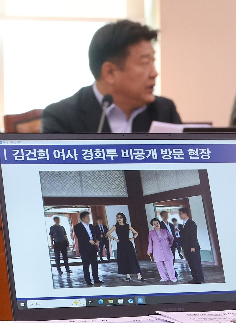 김건희 근정전 용상 착석 의혹 추궁하는 양문석 의원(사진=연합뉴스)