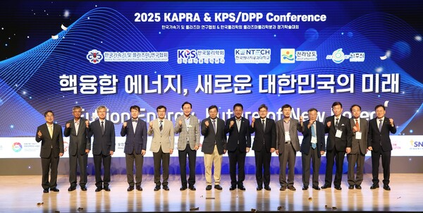 ▲윤병태 나주시장(왼쪽 여섯 번째)이 지난 7월에 열린 ‘2025 핵융합 정기학술대회’에 참석해 인공태양 연구시설 유치 의지를 기원하는 세리머니를 하고 있다.(사진=나주시 제공)