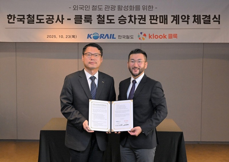 (왼쪽부터) 이민성 코레일 고객마케팅단장, 이준호 클룩 한국지사장.(사진=코레일)