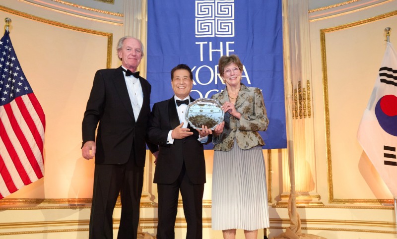 (왼쪽부터) 코리아소사이어티 토마스 번 회장, 포스코그룹 장인화 회장, 코리아소사이어티 캐슬린 스티븐스 이사장.(사진=포스코홀딩스)