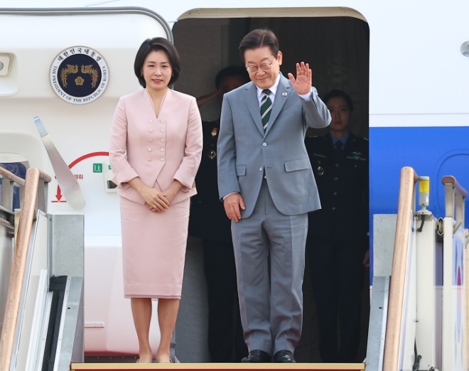 말레이시아 아세안 정상회의 참석차 출국하는 이재명 대통령과 김혜경 여사가 26일 성남 서울공항에서 인사하고 있다. 사진=연합뉴스