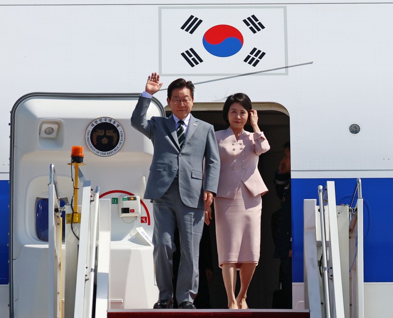 말레이시아 도착한 이재명 대통령과 김혜경 여사(사진=연합뉴스)