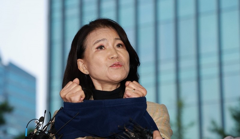 수갑 찬 채 압송되는 이진숙 전 방통위원장(사진=연합뉴스)