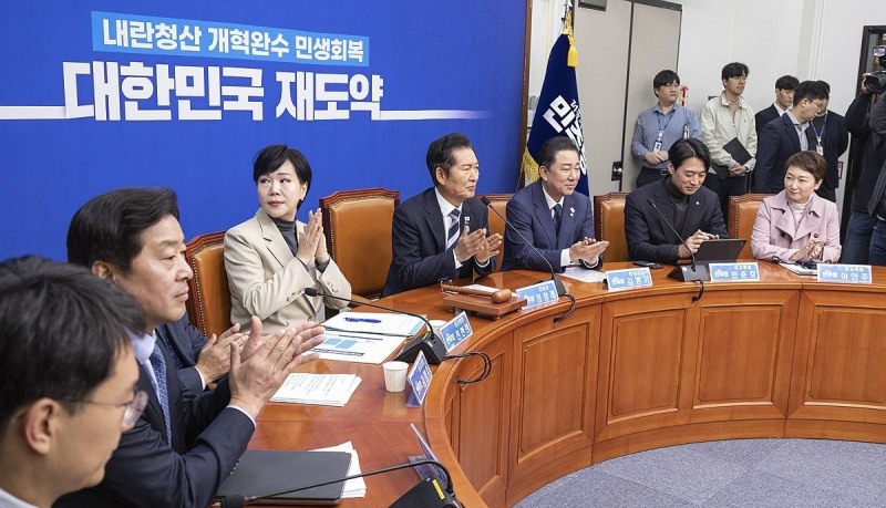 코스피 4,000 돌파 박수치는 민주당 지도부(사진=연합뉴스)