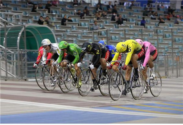 광명스피돔에서 특선급 선수들이 결승선을 앞두고 치열한 접전을 벌이고 있다.(사진=국민체육진흥공단)