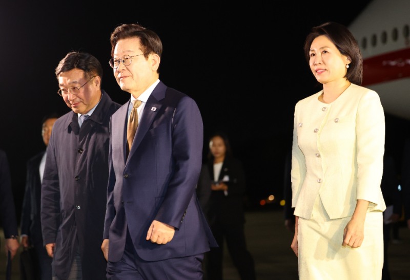 한-아세안 정상회의 마치고 귀국한 이재명 대통령과 김혜경 여사(사진=연합뉴스)