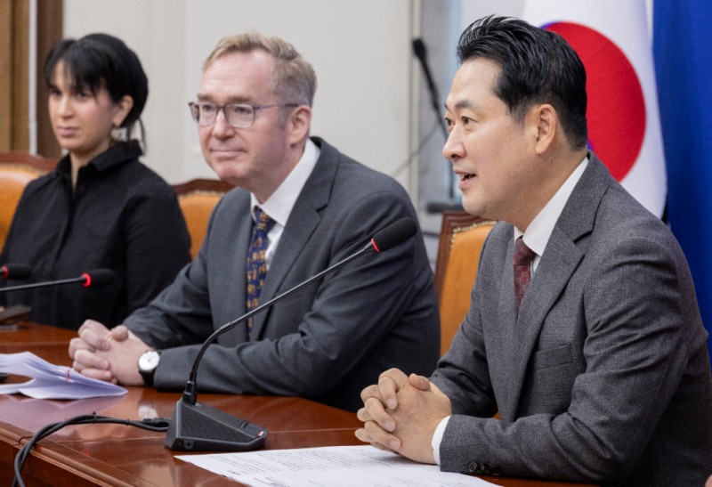 콜린 크룩스 주한영국대사와 악수하는 장동혁 대표(사진=연합뉴스)