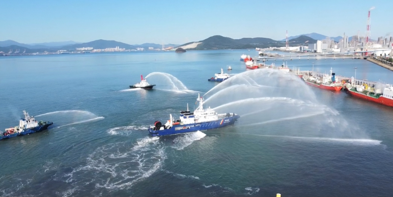 ▲여수 중흥부두에서 여수해양경착과 여수광양항만공사가 HNS사고 대응훈련을 실시하고 있다.(사진=서해지방해양경찰청 제공)
