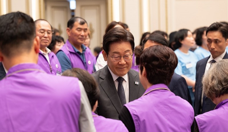 지난 7월 유가족 만나 위로를 건넨 이재명 대통령(사진=연합뉴스)