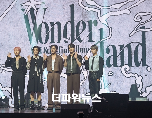 위아이, 미니 8집 'Wonderland' 쇼케이스