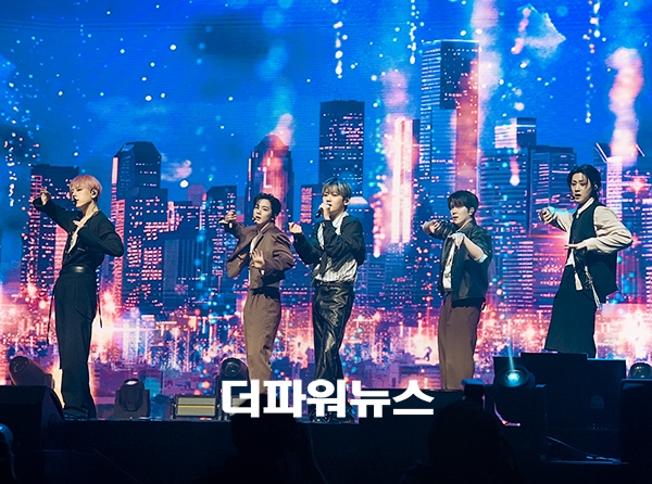 위아이, 미니 8집 'Wonderland' 쇼케이스