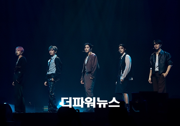 위아이, 미니 8집 'Wonderland' 쇼케이스