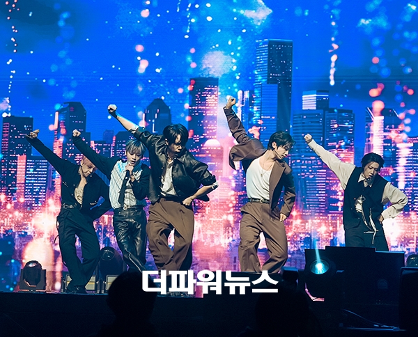 위아이, 미니 8집 'Wonderland' 쇼케이스