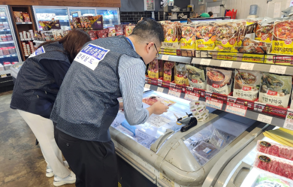 ▲전남도 민생사법경찰팀이 지난 추석 당시 현장 단속을 하고있다(사진=전남도 제공)