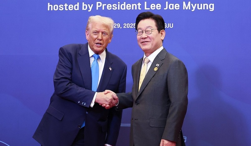 트럼프 대통령과 악수하는 이재명 대통령(사진=연합뉴스)