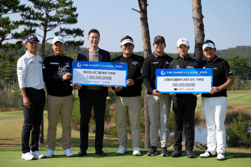 지난 29일 경기도 여주시에 위치한 페럼클럽에서 진행한 '더채리티클래식 2025 기부금 전달식'에서 (왼쪽부터) 옥태훈 프로, 함정우 프로, 김용운 동아제약 상무, 최승빈 프로, 송민혁 프로, 박상현 프로가 기념사진을 촬영하고 있다.