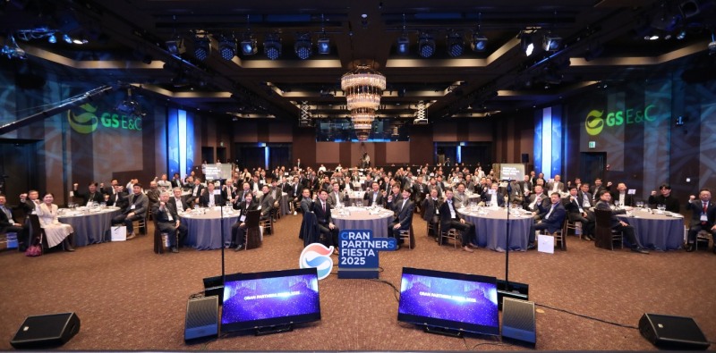 30일 허윤홍 GS건설 대표(앞줄 가운데 테이블 왼쪽에서 세 번째)와 경영진, 협력사 대표들이 ‘그랑 파트너스 피에스타’에 참석해 기념 사진 촬영을 하고 있다.(사진=GS건설)