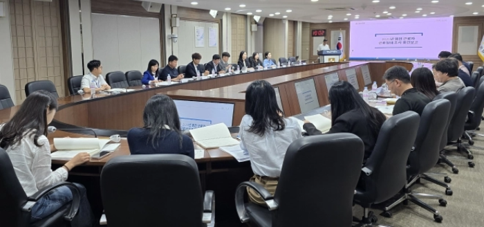 ▲전남도가 ‘염전 근로자 근로 실태 조사’ 중간보고회를 열고 염전 근로환경 개선 방안을 논의하고 있다. (사진=전남도 제공)