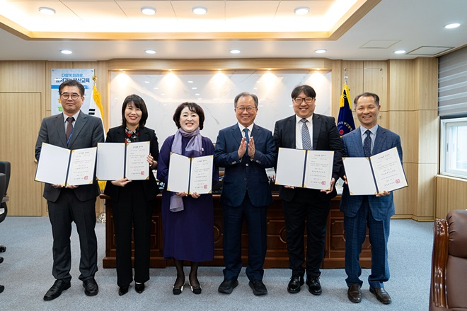 김석준 교육감이 발령장을 수여하고 기념촬영.(좌측부터) 신동현 장학관(에코4초), 박혜란 원장(에코8유), 안부희 원장(에코4유), 김석준 교육감, 변정현 장학관(신연초), 김진기 교감(에코특수).(제공=부산교육청)