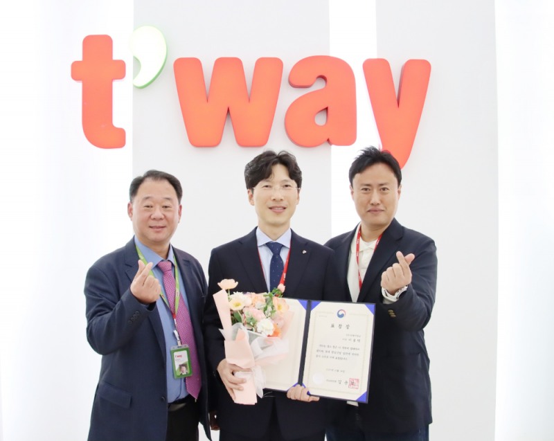 이용택 티웨이항공 운송지원팀장(가운데)이 안우진 티웨이항공 부대표(오른쪽), 황영조 티웨이항공 여객지원 담당임원(왼쪽)과 함께 '제45회 항공의날' 장관표창을 수상한 뒤 기념 촬영을 하고 있다.(사진=티웨이항공)