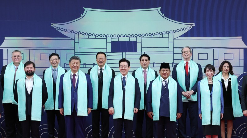 이재명 대통령이 1일 경주화백컨벤션센터(HICO)에서 열린 2025 아시아태평양경제협력체(APEC)에 참석한 각국 정상들과 기념촬영을 하고 있다.앞줄 왼쪽부터 가브리엘 보리치 칠레 대통령, 시진핑 중국 국가주석, 이 대통령, 프라보워 수비안토 인도네시아 대통령, 다카이치 사나에 일본 총리.뒷줄 왼쪽부터 알렉세이 오베르추크 러시아 국제부총리, 로런스 웡 싱가포르 총리, 아누틴 찬위라꾼 태국 총리, 르엉 끄엉 베트남 국가주석, 스콧 베선트 미국 재무장관, 테레사 메라 페루 통상관광부 장관. 사진=연합뉴스