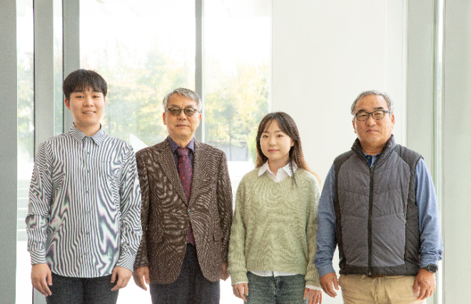 (오른쪽부터) 이화여대 김진원 연구교수, 김지은 학부생, 허창회 석좌교수, 서울대 유승우 대학원생. 사진=이화여대
