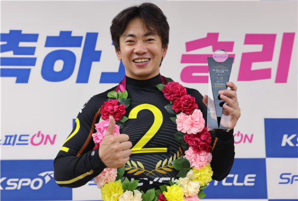경륜 개장 31주년 기념 대상 경륜에서 우승을 차지한 정종진이 환하게 미소 짓고 있다.(사진=국민체육진흥공단)