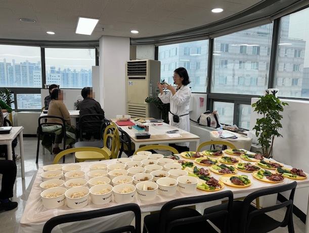 작년에 열린 1인 가구 어르신 건강 요리 교실에서 강사가 강의하는 모습
