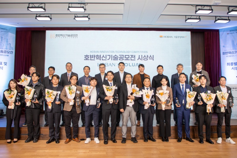 (뒷줄 오른쪽 다섯번째부터) 김민성 호반그룹 기획담당임원, 문갑 호반건설 경영부문 대표를 비롯한 임원진과 수상자들이 기념촬영을 하고 있다.(사진=호반그룹)