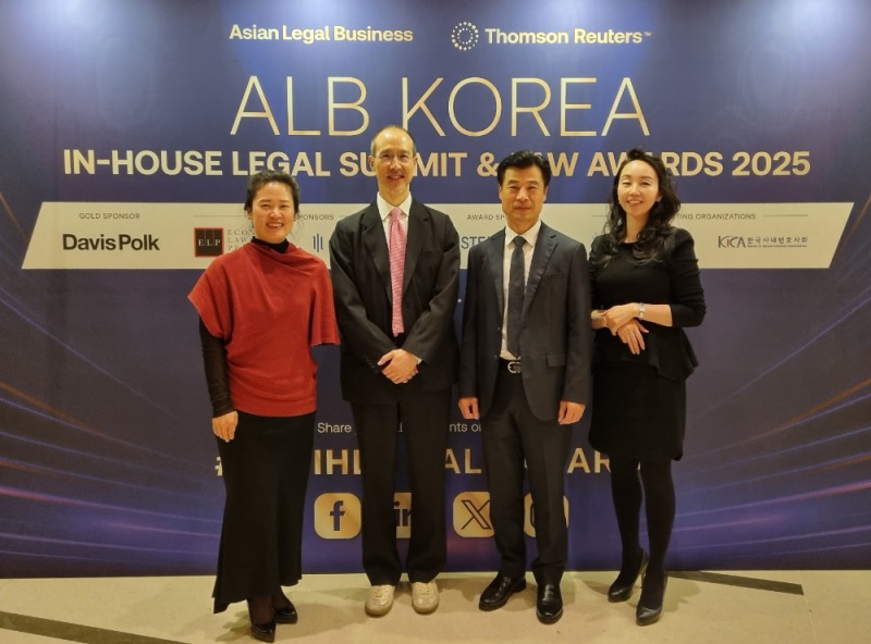 6일 진행한 ALB 한국법률대상에서 GS건설이 수상 후 기념사진을 촬영하고 있다.(사진=GS건설)