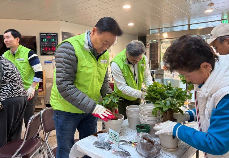 이계문 사장(좌쯕2번쩨)이 남양주시동부노인복지관을 방문하여 남양주시 수동면에 거주하는 취약계층 어르신들을 위한 공기정화식물 화분을 제작하고 있다.
