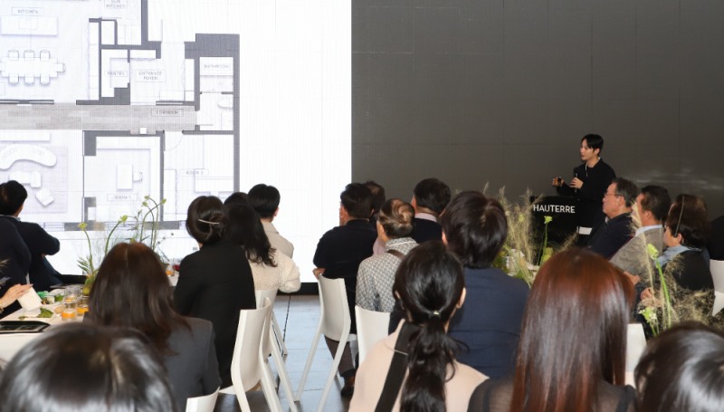 런칭행사에서 아틀리에 에디션 PT를 하는 양태오 작가.(사진=포스코이앤씨)