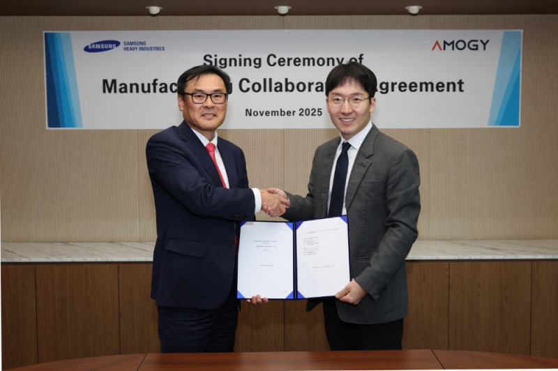 삼성중공업 김경희 부사장(왼쪽)과 아모지 우성훈 대표가 전략적 협력 계약 기념 촬영을 하고 있다.(사진=삼성중공업)
