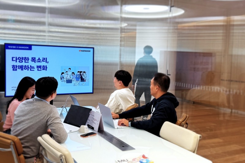 ‘약속대로 HANKOOK(한국)’ 캠페인에 대해 직원들 간 자유롭게 소통하고 있는 모습.(사진=한국앤컴퍼니그룹)