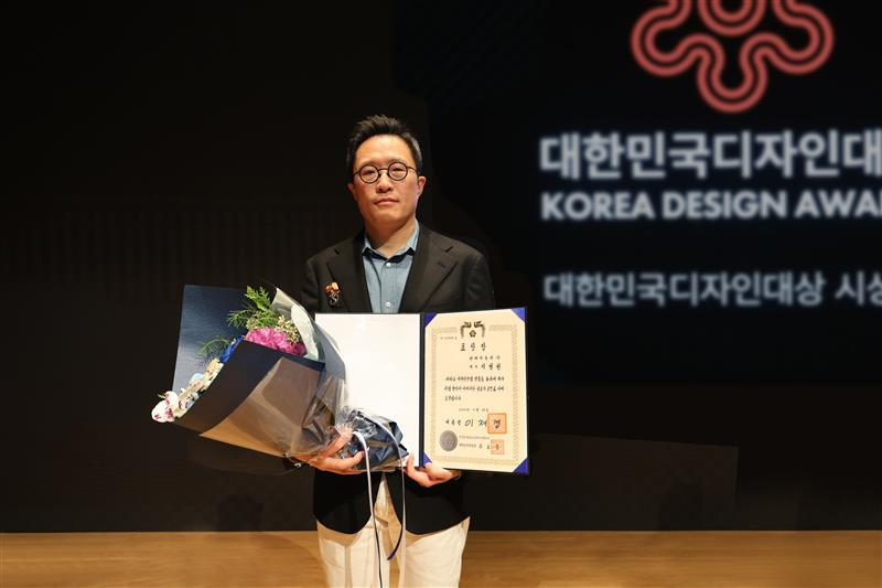 제27회 대한민국디자인대상에서 현대차 브랜드마케팅본부장 지성원 전무가 대통령 표창 수상한 모습.(사진=현대자동차)