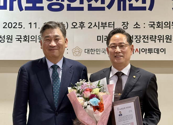 (오른쪽) 박수영 의원이 (왼쪽) 최승재 대회장과 함께 기념촬영을 하고 있다.(제공=박수영의원실)
