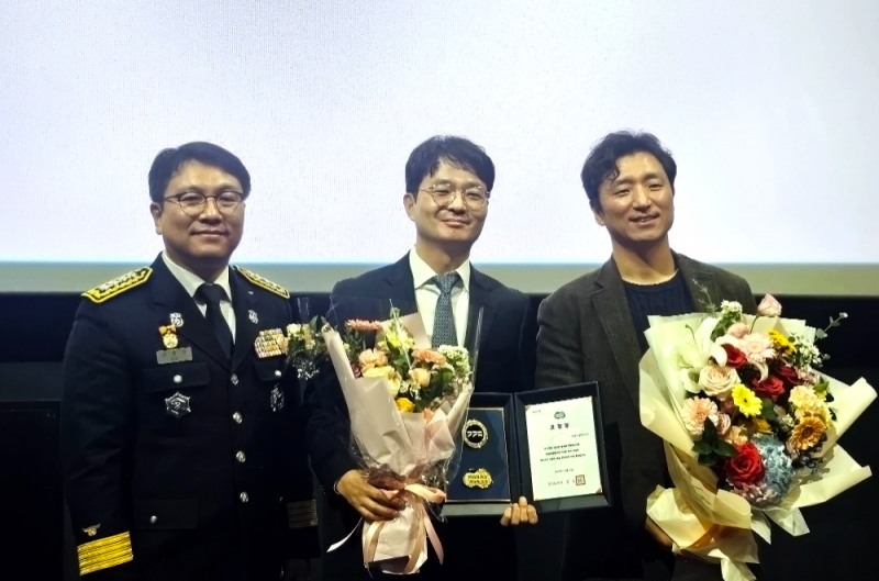 (왼쪽부터) 용인서부소방서 김중양 서장, GS칼텍스 Mobility & Marketing 기획부문 조도현 상무, 전지훈 Network Value-up팀 팀장이 기념촬영을 하고 있다.(사진=GS칼텍스)